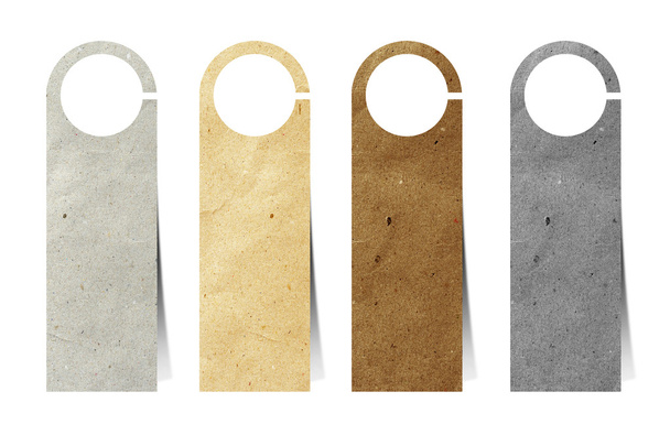 Etiquetas de la puerta papel reciclado artesanía palo sobre fondo blanco
 - Foto, imagen