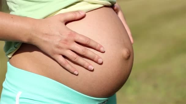 Těhotná utěšuje jí břicho - Záběry, video