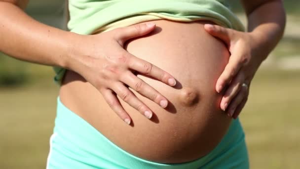 Těhotná žena hrdý na břiše - Záběry, video