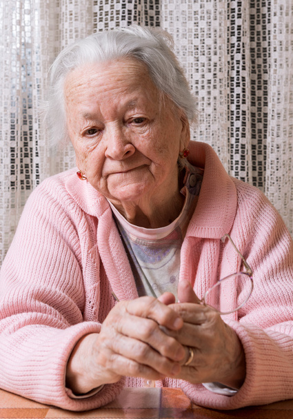 Eski üzgün kadın evde - Fotoğraf, Görsel