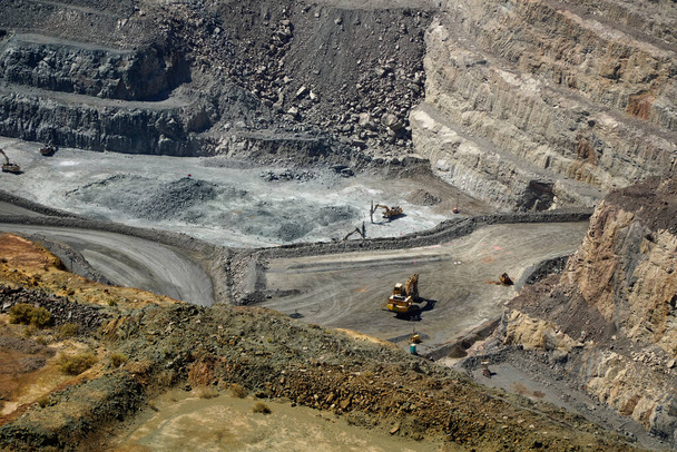 Mining in Australia at Kalgoorlie open pit gold mine - Foto, imagen