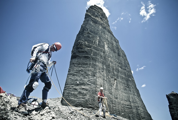 ομάδα ορειβατών επίτευξη της συνόδου κορυφής. - Φωτογραφία, εικόνα