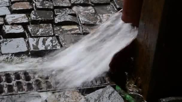 gouttière d'eau de pluie
 - Séquence, vidéo