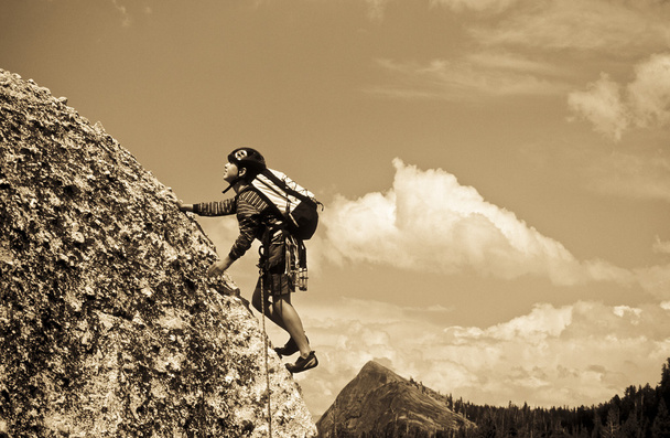 genç çocuk kaya tırmanışı. - Fotoğraf, Görsel