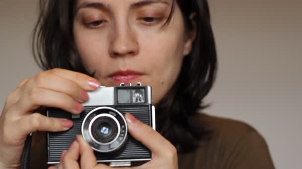Retro kız fotoğrafçı - Video, Çekim