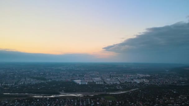 Luchtzicht vanuit vliegtuigraam op grote hoogte van de aarde bedekt met witte dunne laag nevel en verre wolken bij zonsondergang. - Video