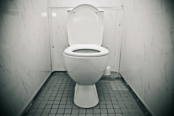 Toilettes dans la salle de bain de classe économique
. - Photo, image