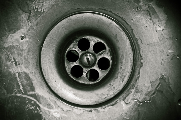 キッチン シンクのクローズ アップの排水口 - 写真・画像