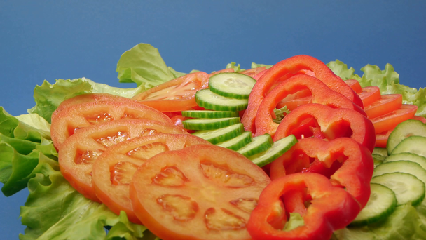 Composition des légumes hachés pour salade
 - Séquence, vidéo
