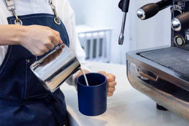 barista making, preparing coffee in cafe - Fotografie, Obrázek