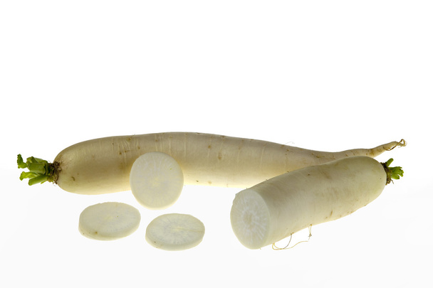 daikon редис изолированы на белом фоне - Фото, изображение
