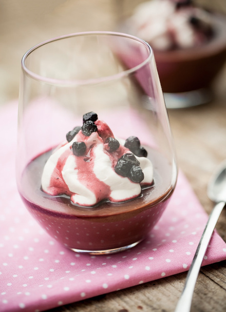 Chocolade pudding met slagroom cocos crème - Foto, afbeelding