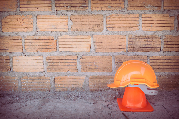 Безопасность и конус строительного шлема на стройплощадке
 - Фото, изображение