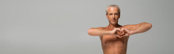 shirtless man showing heart sign isolated on grey, banner  - Foto, imagen