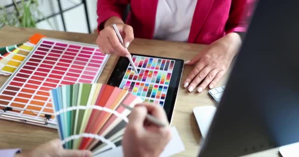 Designer advises client and shows color sample. Interior manager presents selection of colors and paint samples - Filmagem, Vídeo