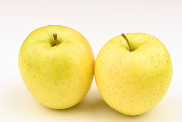 zralé žluté jablko na bílém pozadí - Fotografie, Obrázek