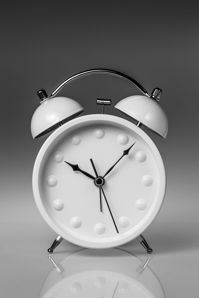 Relógio de alarme de metal branco com dois sinos em backgrou gradiente cinza
 - Foto, Imagem