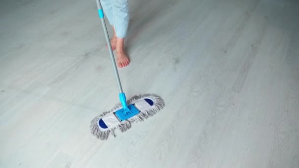 jovem mulher limpeza em casa e esfregando chão com esfregão, vista superior - Filmagem, Vídeo
