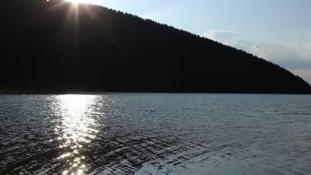 湖の表面の太陽の反射 - 映像、動画