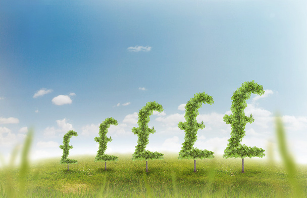 Финансовый рост и успех на зеленом летнем зеленом газоне с едиными деревьями в форме денежного знака, показывающего бизнес-концепцию растущего процветания и инвестиций
 - Фото, изображение