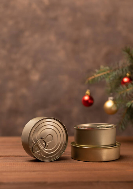 クリスマス缶詰食品、製品、保存、パック魚、肉、木製のテーブルの上に缶の野菜クリスマスツリーやおもちゃのボール。コピースペース。新年の食のコンセプト。垂直面、テキストのスペース - 写真・画像