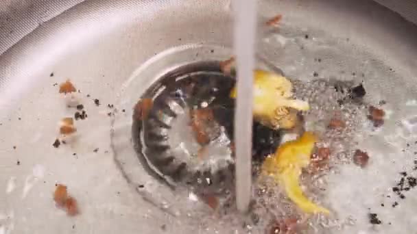 Footage of stuffy washstand full with dirty water. - Séquence, vidéo