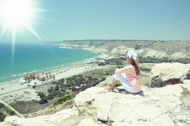 Mädchen auf dem Felsen mit Blick auf den Ozean. Zypern - Foto, Bild