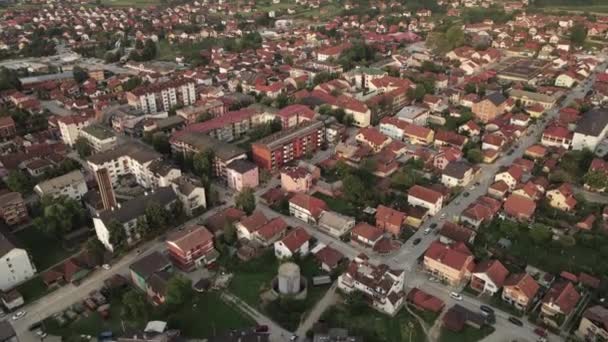 Bajina Basta, Serbia. Drone Vista aerea, Paesaggio urbano, Edifici residenziali e comunali della città di confine vicino Drina River e Bosnia - Filmati, video