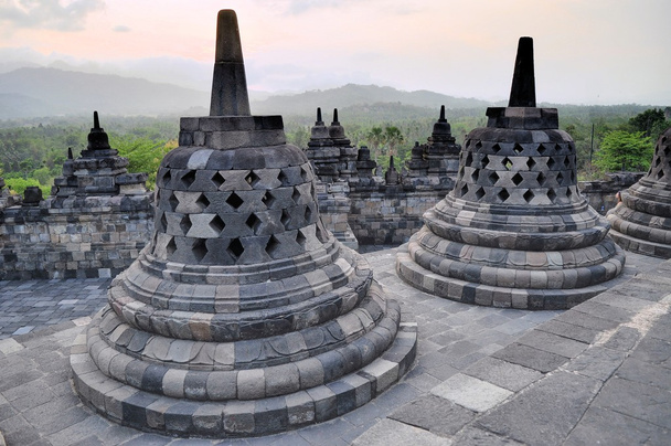 Stupa no Templo Borobudur na ilha de Java
 - Foto, Imagem