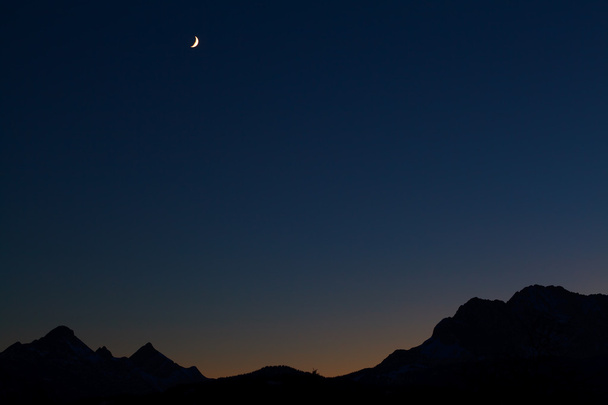 lune sur la chaîne de montagnes la nuit
 - Photo, image