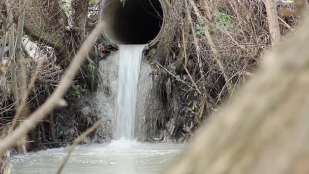 Descarga de residuos Tubería del río
 - Metraje, vídeo