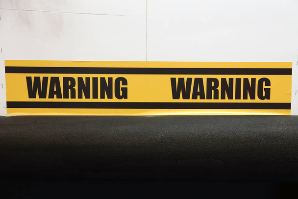 Gelbe und schwarze Farbe mit gestreiftem Etikettenbanner mit Wort-Warnung - Foto, Bild