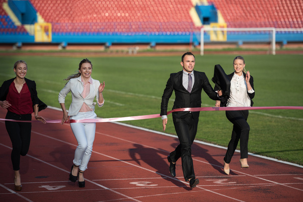 Liikemiehet juoksevat kilparadalla
 - Valokuva, kuva