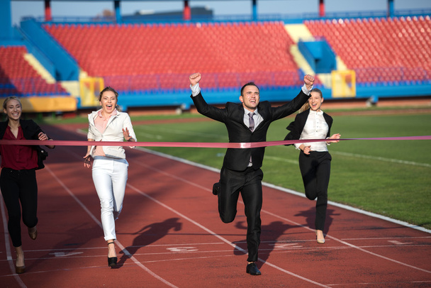 Liikemiehet juoksevat kilparadalla
 - Valokuva, kuva