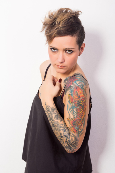 fiatal tetovált nő - Fotó, kép