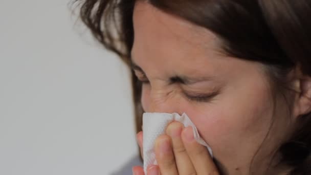 Femme est soufflant nez
 - Séquence, vidéo