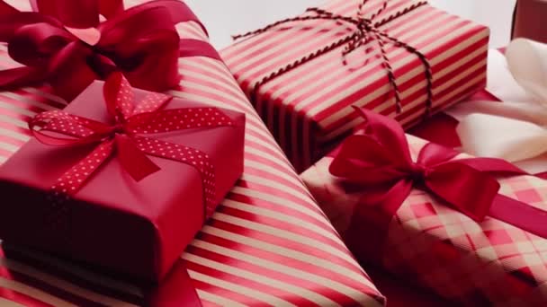Праздничные подарки и подарки, классические красные и розовые подарочные коробки, завернутый роскошный подарок на день рождения, День Святого Валентина, Рождество и праздники. - Кадры, видео