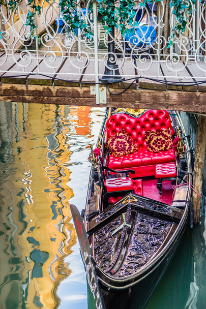 Gondole de luxe sous pont à Venise, Italie
 - Photo, image