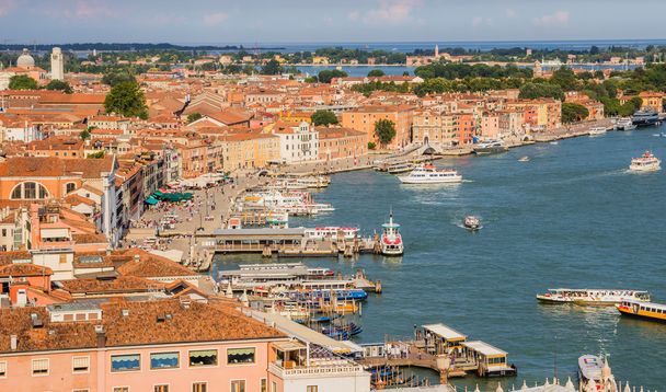 Venice, Italië - 27 juni 2014: Cityscape van Venetië - uitzicht vanaf San Marcoplein Campanile op quay en water bussen verplaatsen op Canal Grande - Foto, afbeelding