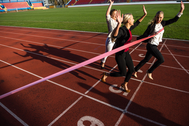 Mujeres de negocios corriendo en pista de carreras
 - Foto, Imagen