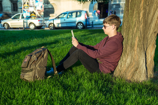  man with a laptop in the park - Foto, Imagen