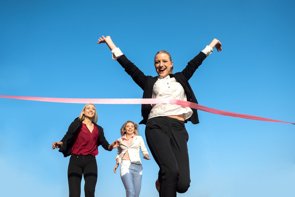 Γυναικών επιχειρηματιών που τρέχει στο αγωνιστικό κομμάτι - Φωτογραφία, εικόνα