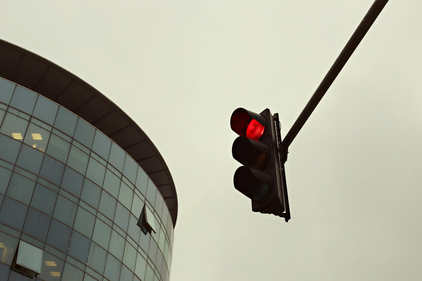 красный светофор в городе - Фото, изображение