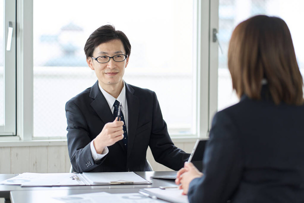 Asian business person praising his subordinate - Fotó, kép