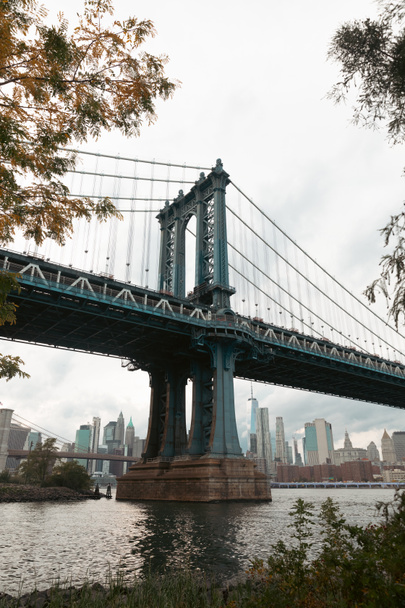 Rzeka Hudson z mostem na Manhattanie i nowoczesnymi drapaczami chmur w Nowym Jorku na tle - Zdjęcie, obraz
