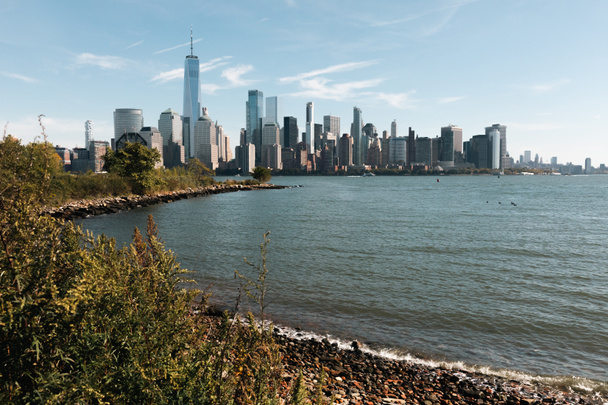 riverbank of Hudson river with skyscrapers of Manhattan in New York City - Zdjęcie, obraz