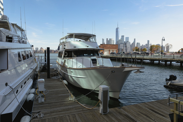 yacht bianchi vicino al molo sul fiume Hudson con paesaggio urbano di New York sullo sfondo - Foto, immagini