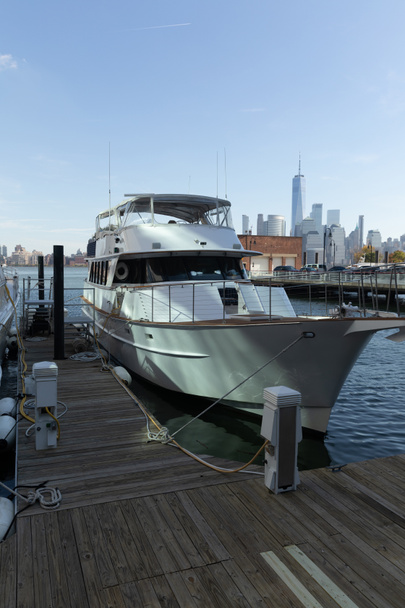 white modern yacht near pier on Hudson river in New York City - Zdjęcie, obraz