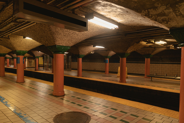 Станция метро Нью-Йорка с кафельным полом и колоннами - Фото, изображение