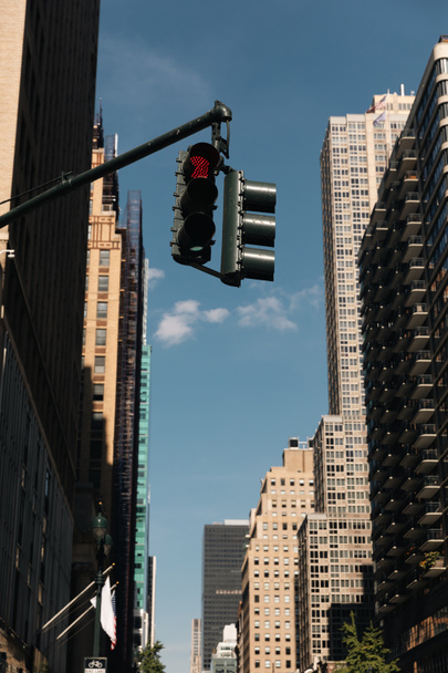 semaforo sulla strada della città vicino a edifici moderni a New York contro il cielo blu - Foto, immagini